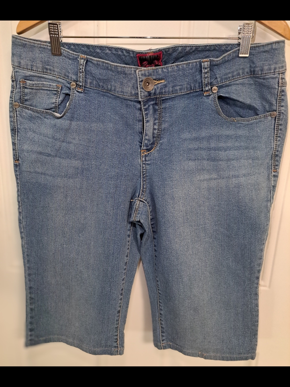 VTG Women’s Light Blue Cropped Denim Bermuda Jeans - Classic Mid Rise.
